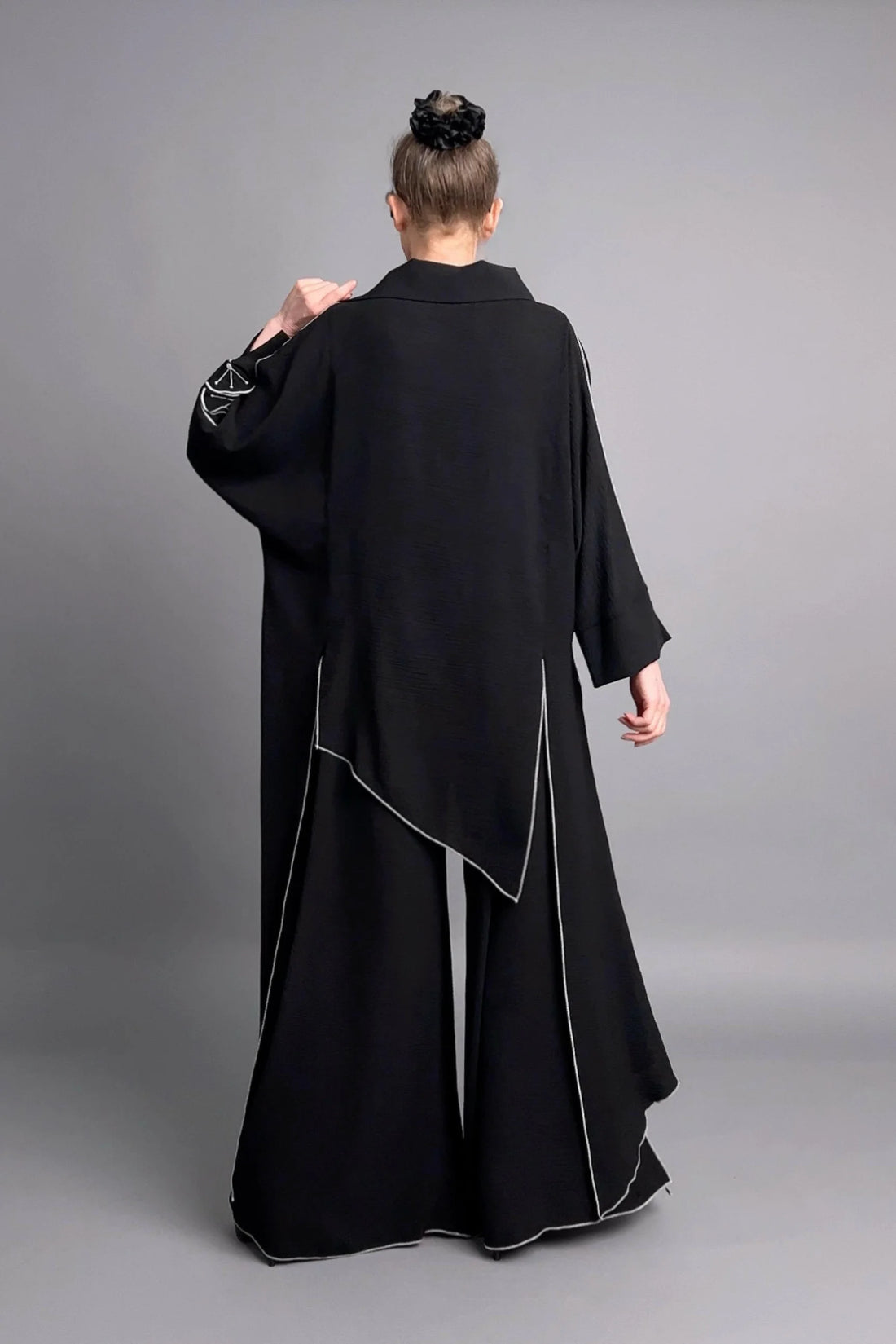 Riberance Zweiteiler mit floraler Stickerei in Schwarz-Weiß mit asymmetrischer Tunika