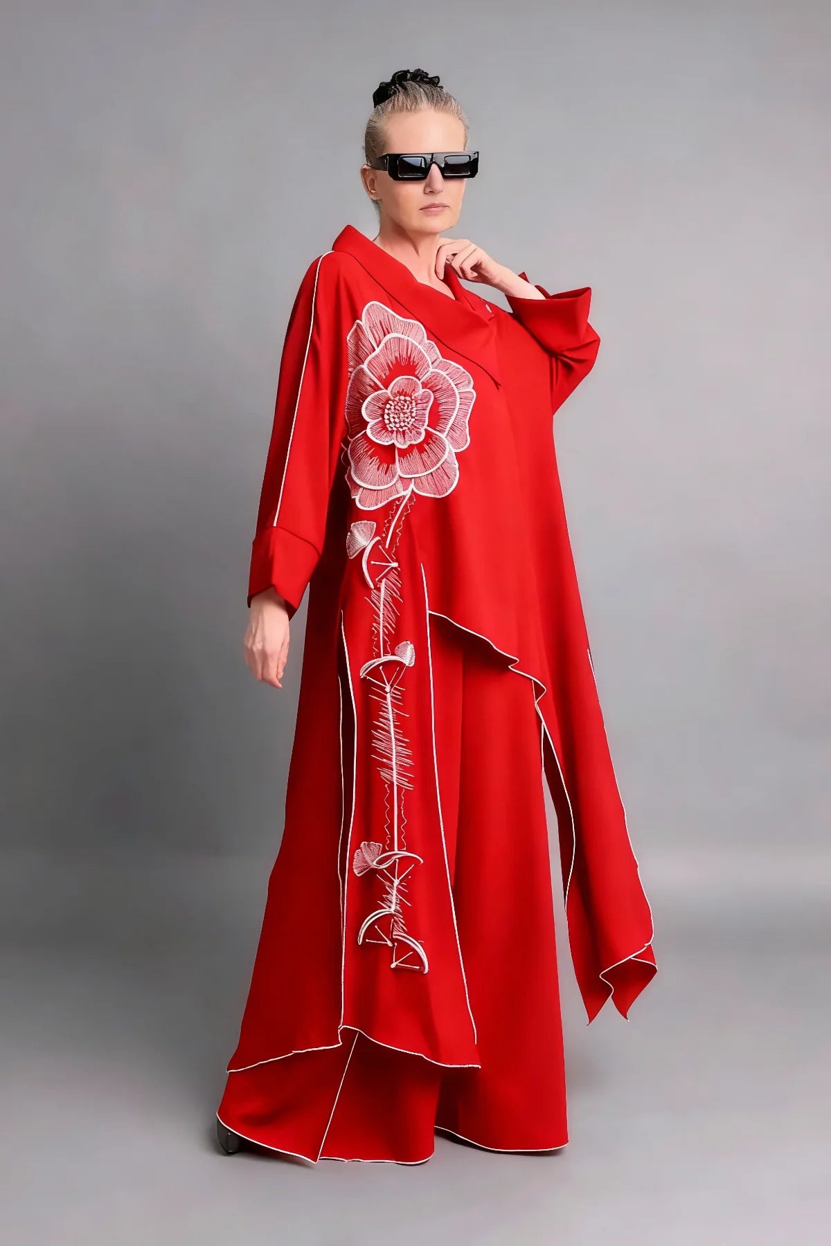 Riberance Zweiteiler mit floraler Stickerei in Rot-Weiß mit asymmetrischer Tunika