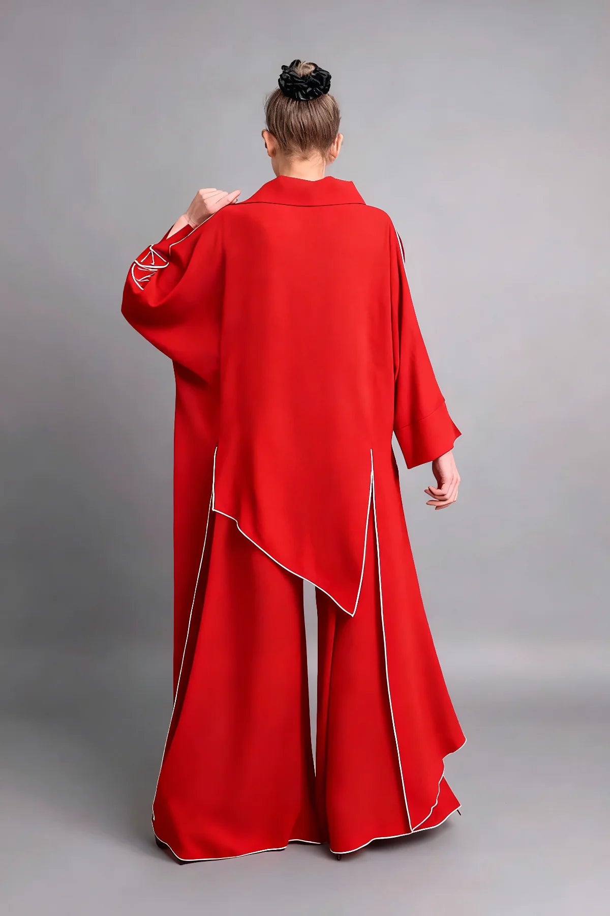 Riberance Zweiteiler mit floraler Stickerei in Rot-Weiß mit asymmetrischer Tunika