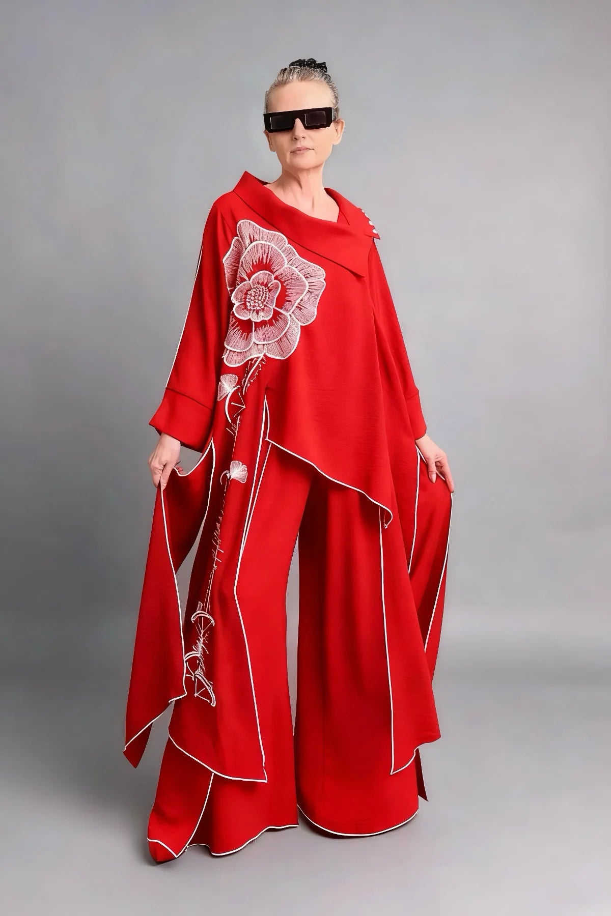 Riberance Zweiteiler mit floraler Stickerei in Rot-Weiß mit asymmetrischer Tunika