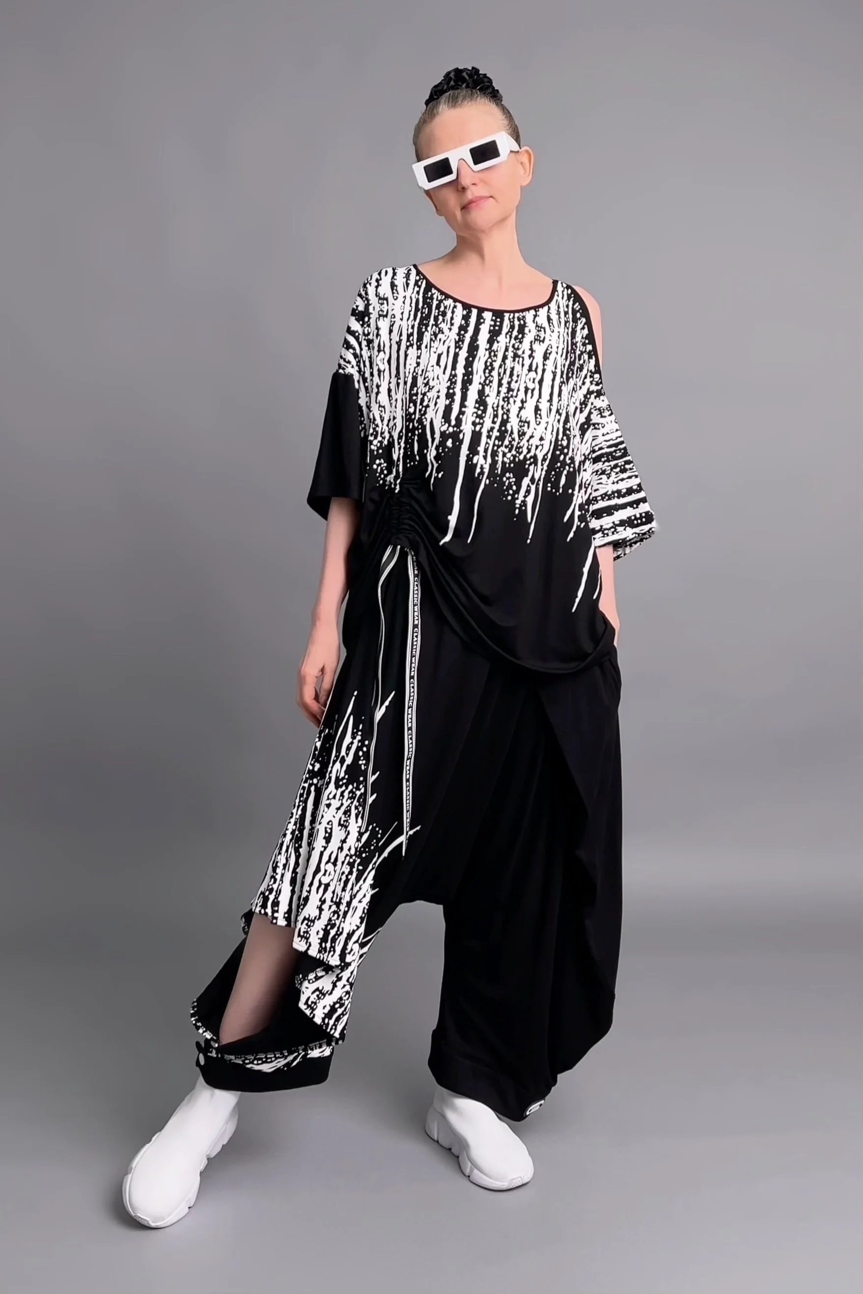 Asymmetrisches Shirt & Hose Set mit Print in Schwarz-Weiß aus Viskose von Riberance