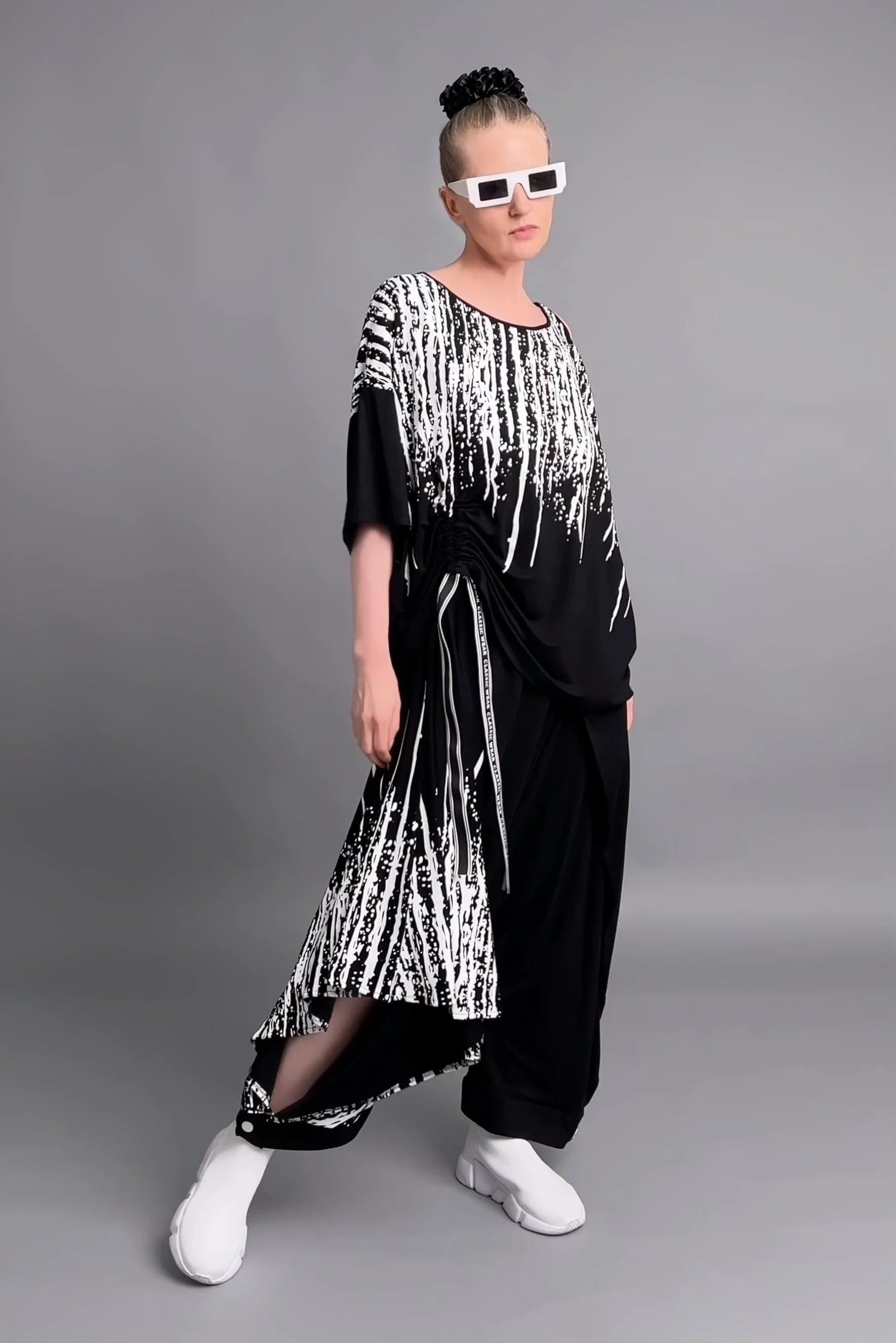 Asymmetrisches Shirt & Hose Set mit Print in Schwarz-Weiß aus Viskose von Riberance