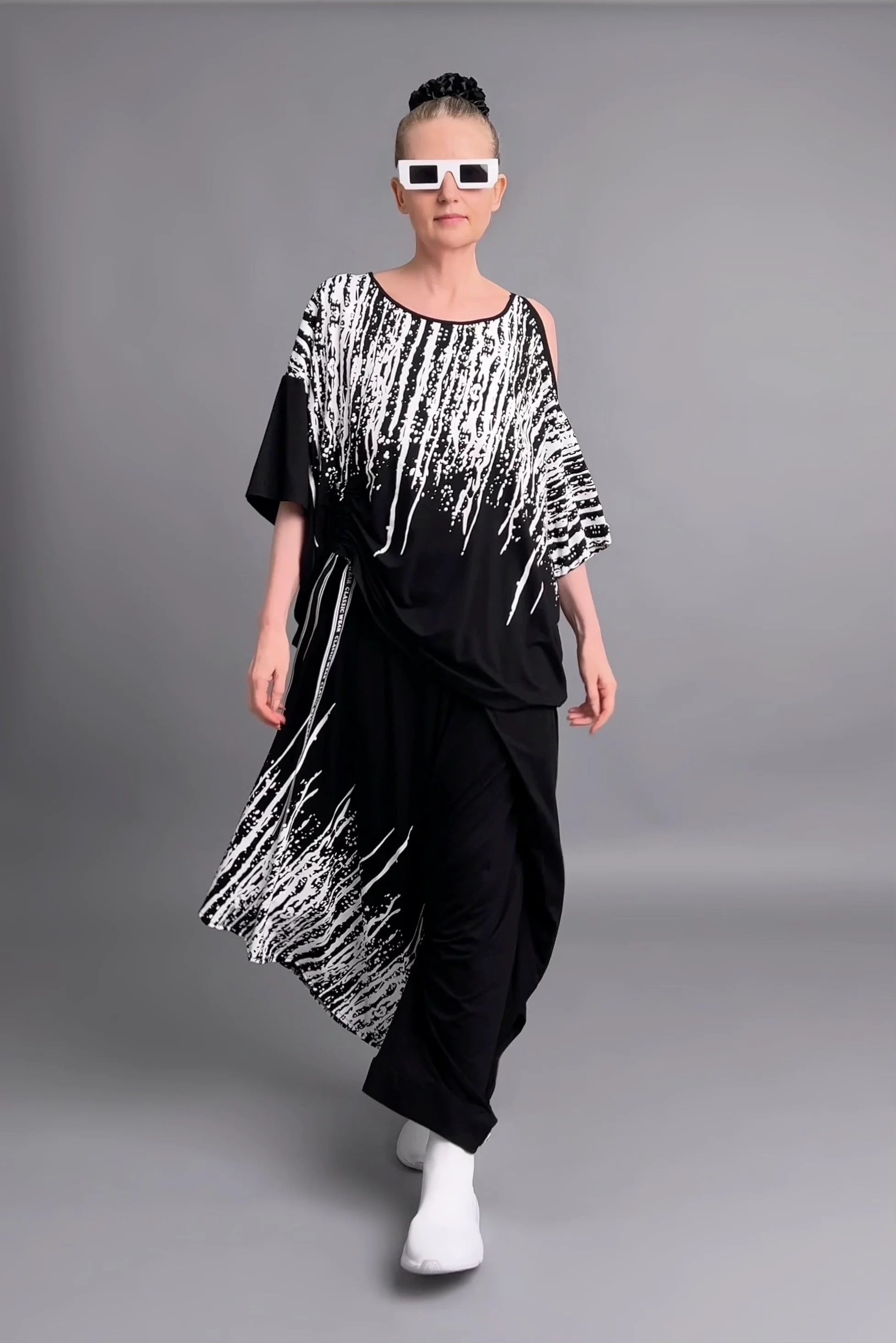 Asymmetrisches Shirt & Hose Set mit Print in Schwarz-Weiß aus Viskose von Riberance