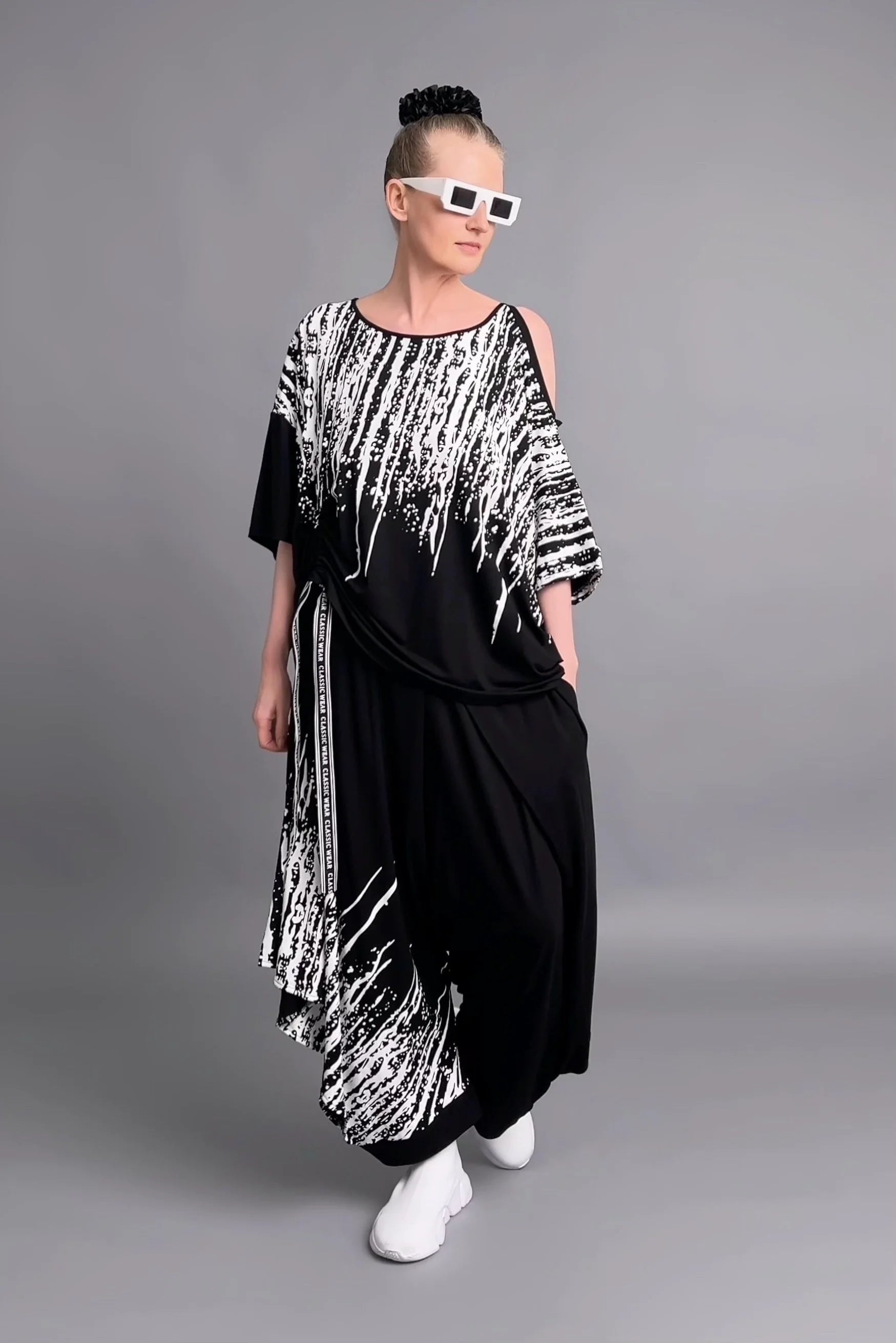 Asymmetrisches Shirt & Hose Set mit Print in Schwarz-Weiß aus Viskose von Riberance