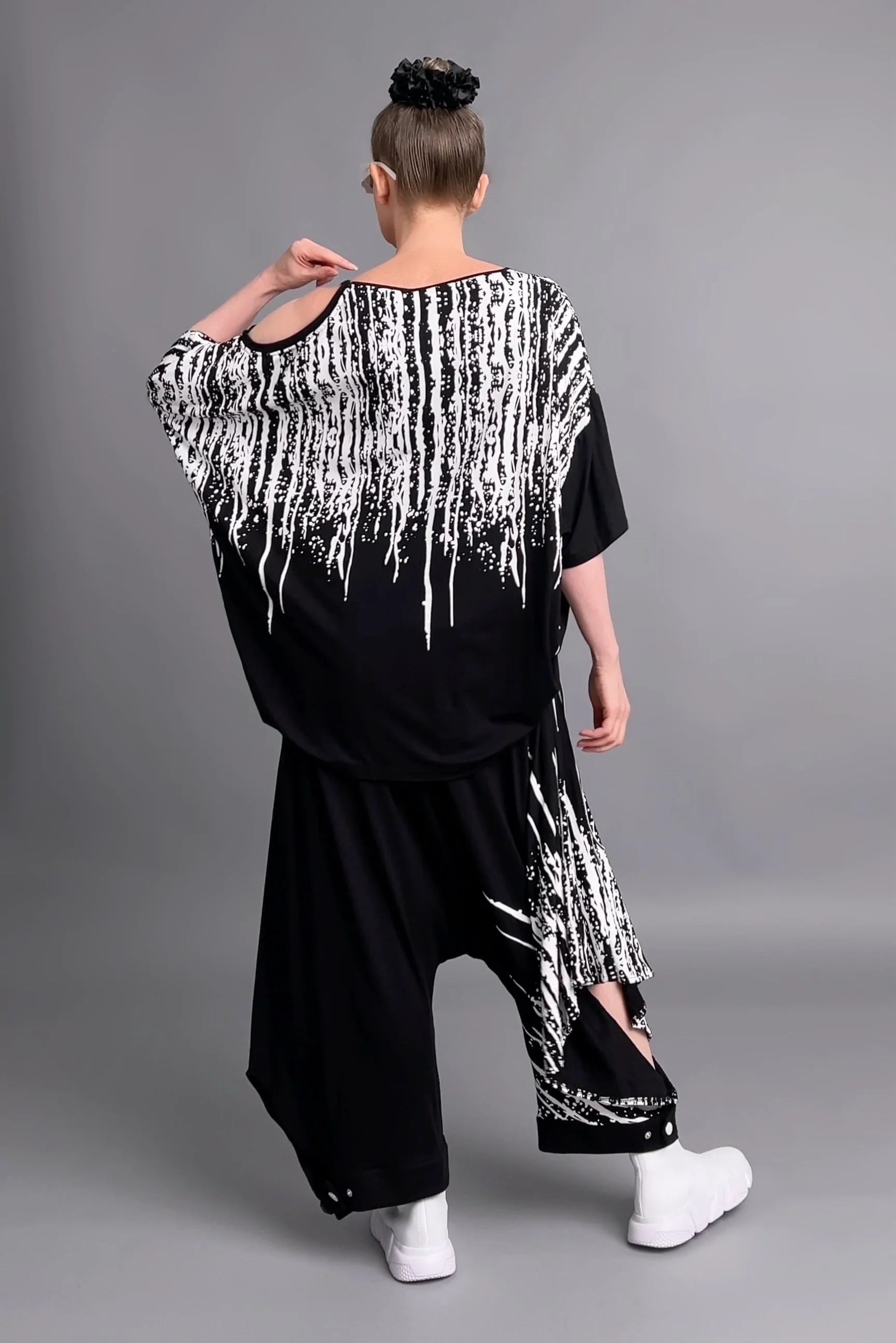 Asymmetrisches Shirt & Hose Set mit Print in Schwarz-Weiß aus Viskose von Riberance