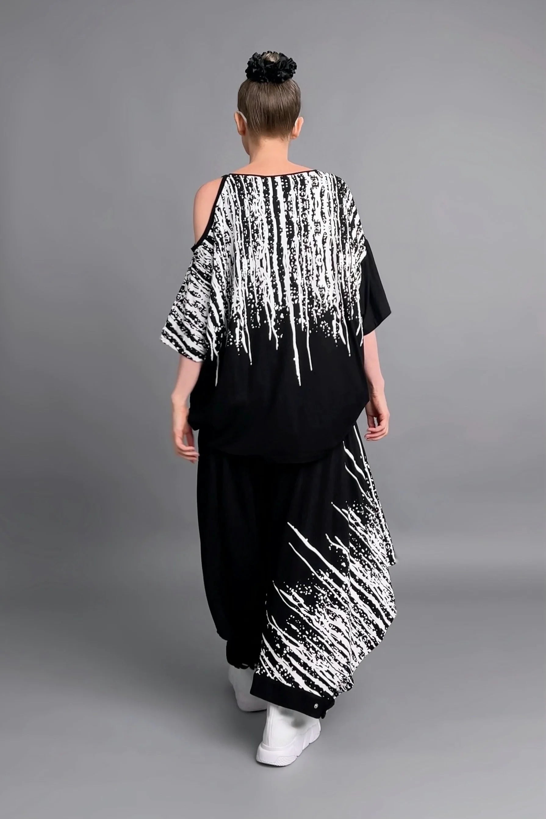 Asymmetrisches Shirt & Hose Set mit Print in Schwarz-Weiß aus Viskose von Riberance