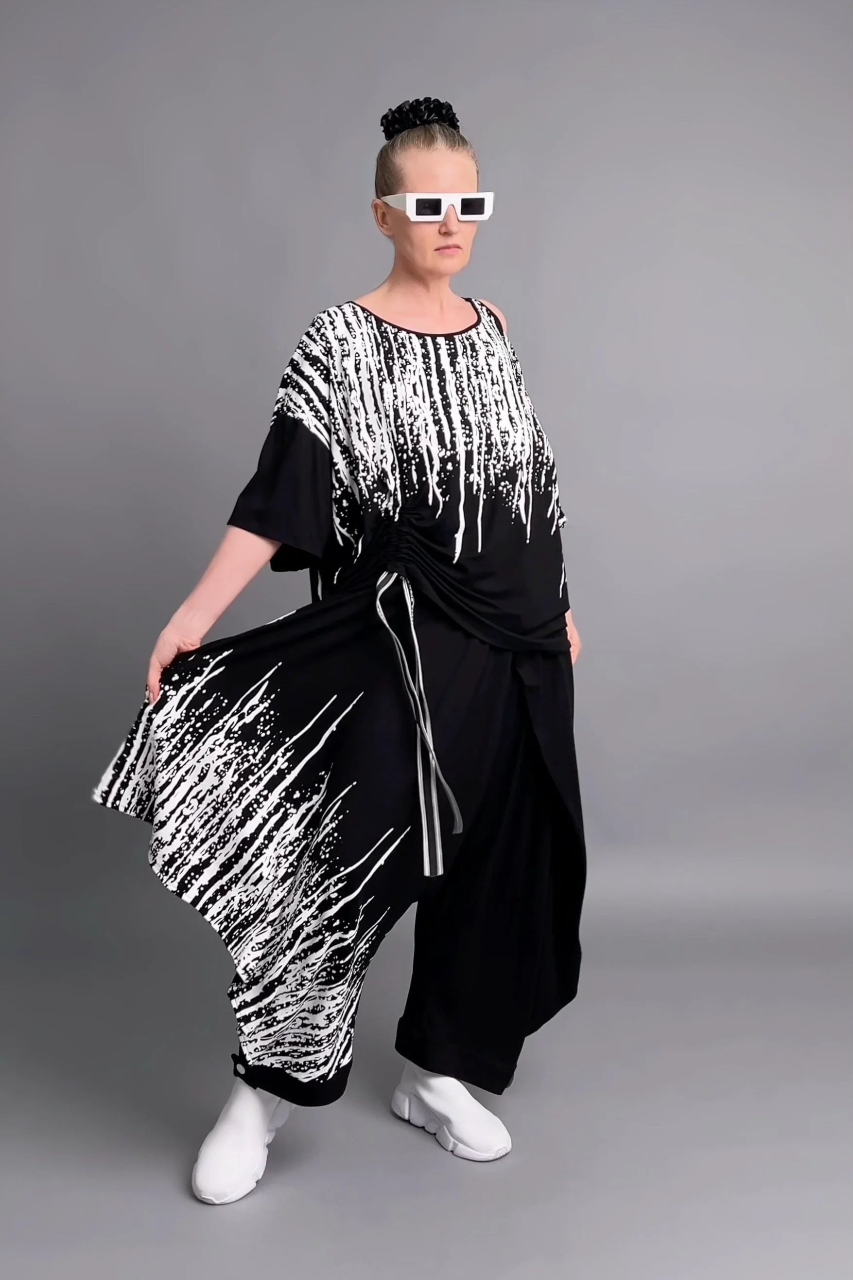 Asymmetrisches Shirt & Hose Set mit Print in Schwarz-Weiß aus Viskose von Riberance