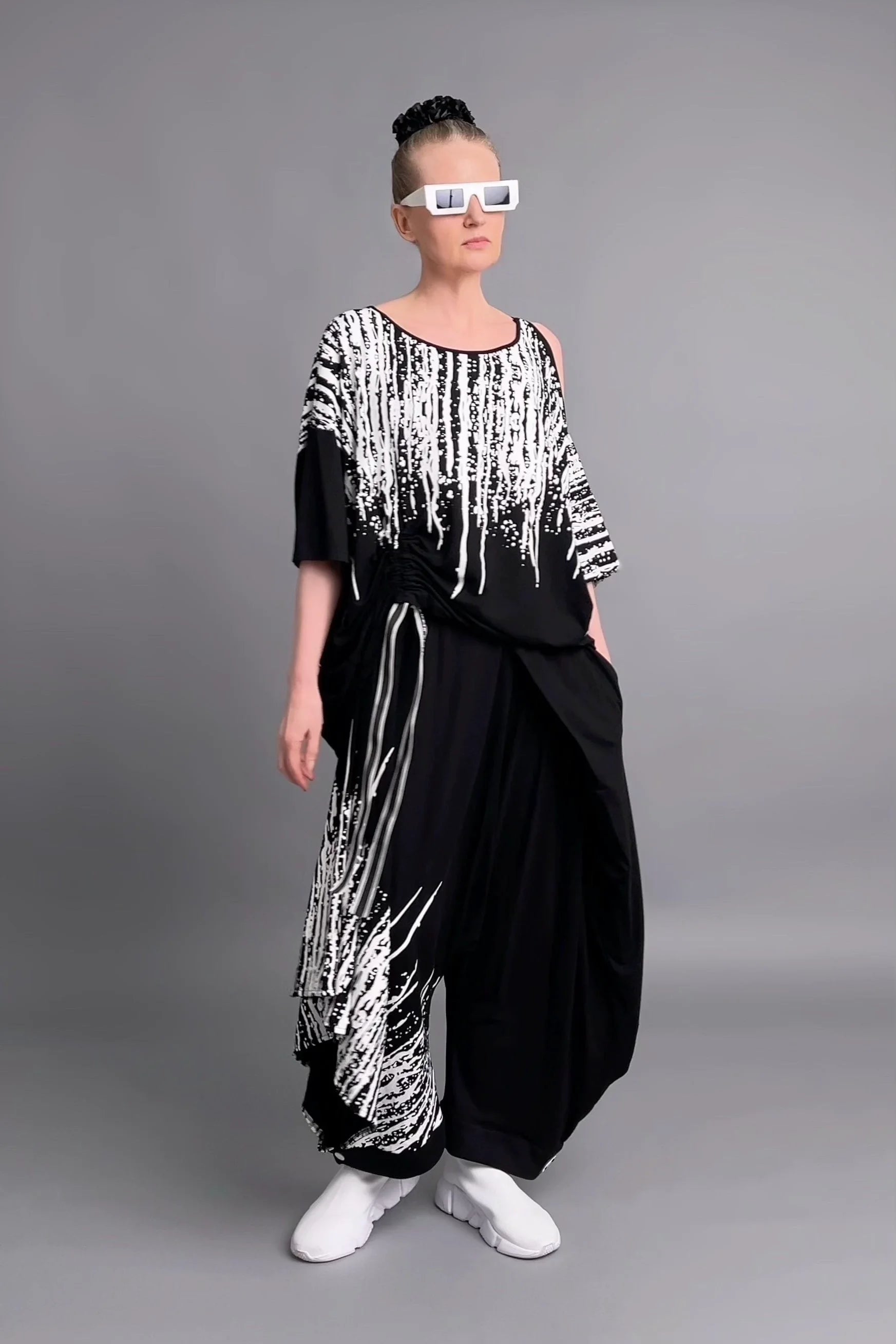 Asymmetrisches Shirt & Hose Set mit Print in Schwarz-Weiß aus Viskose von Riberance