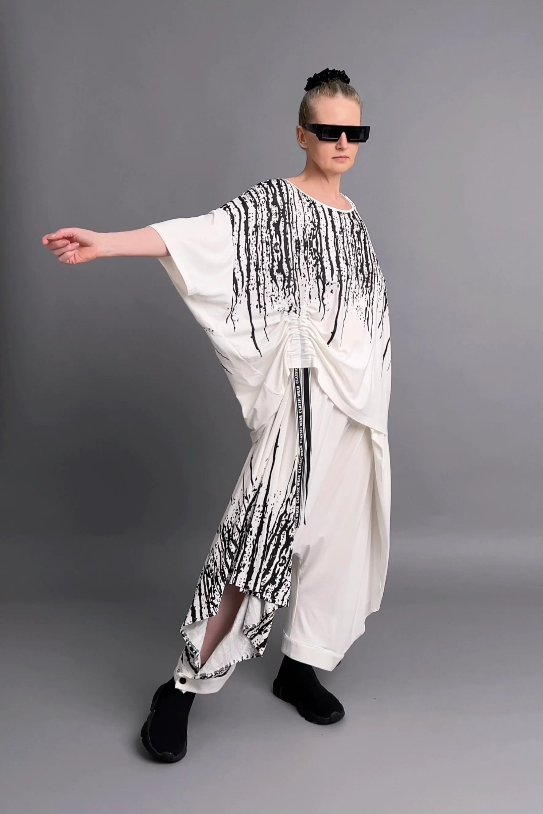 Avantgarde Set Shirt & Hose mit Kunstprint in Weiß-Schwarz aus Viskose von Riberance