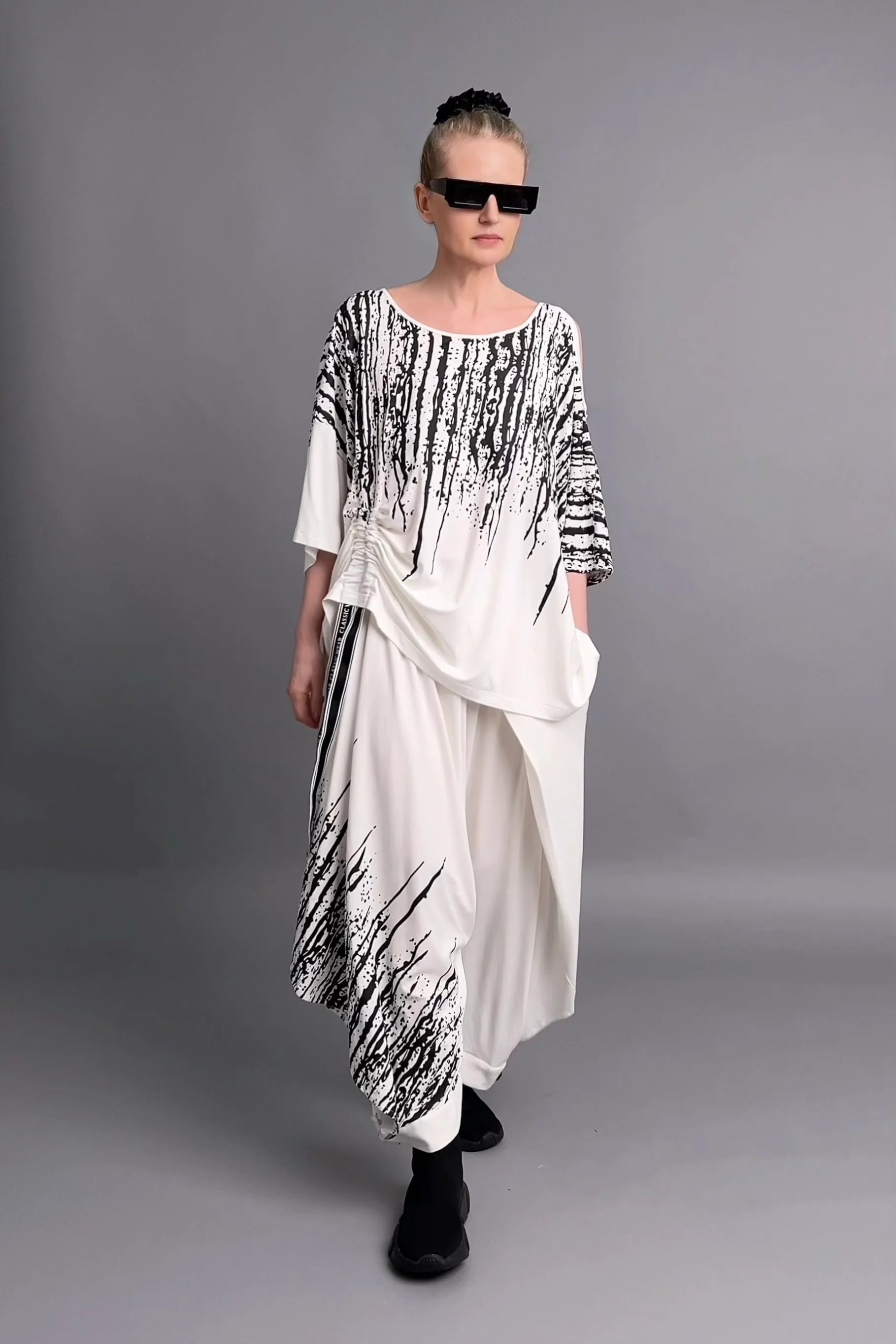 Avantgarde Set Shirt & Hose mit Kunstprint in Weiß-Schwarz aus Viskose von Riberance
