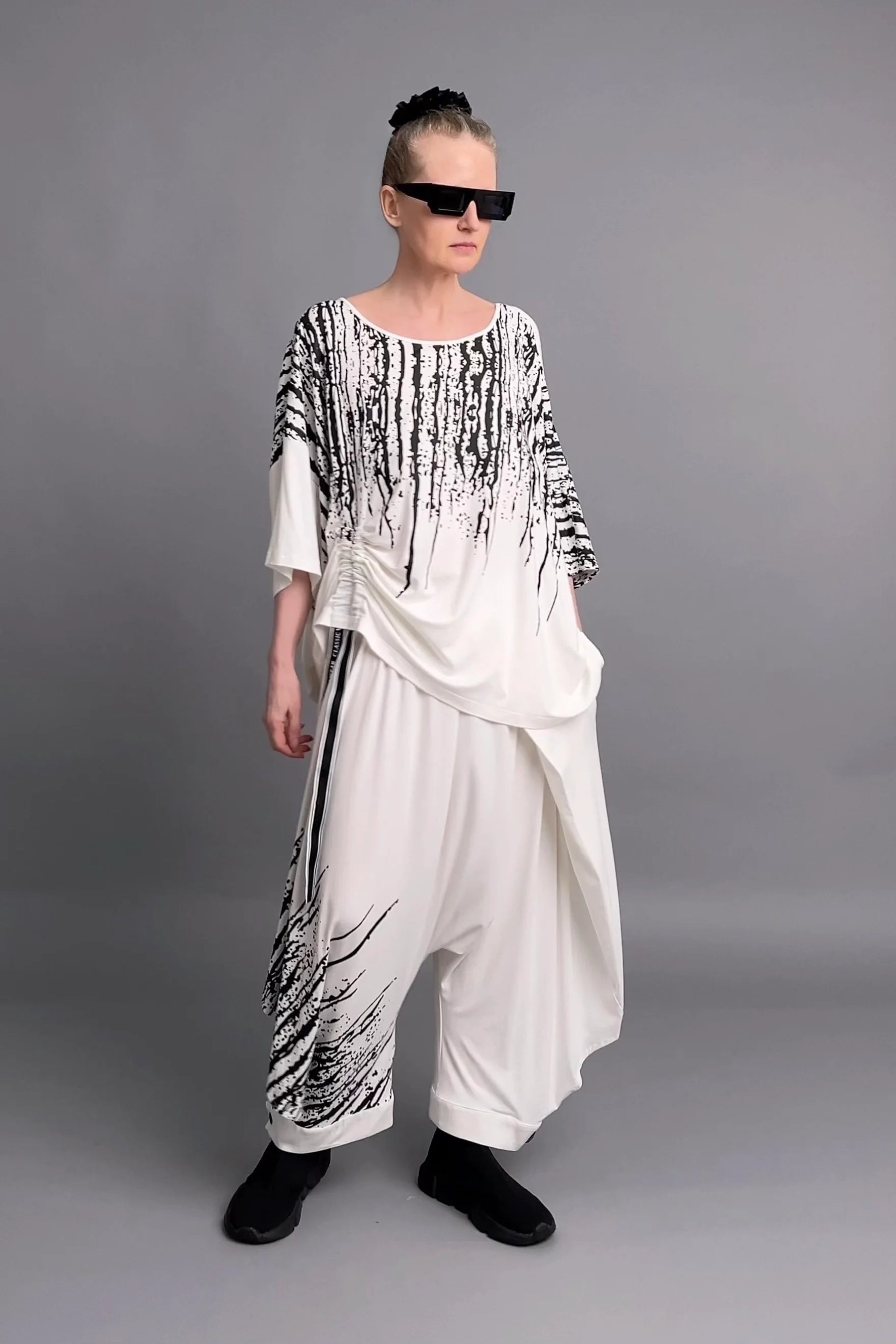 Avantgarde Set Shirt & Hose mit Kunstprint in Weiß-Schwarz aus Viskose von Riberance