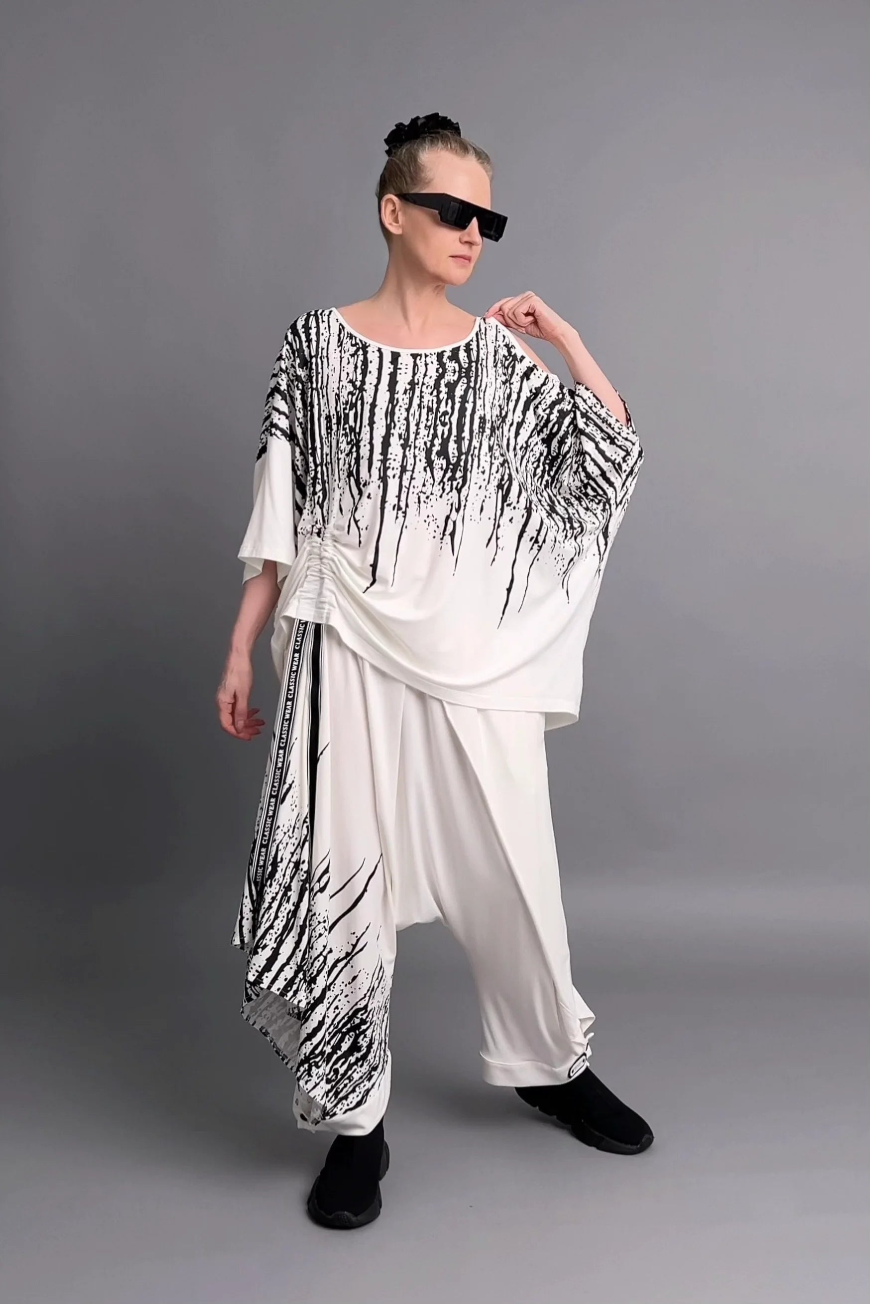 Avantgarde Set Shirt & Hose mit Kunstprint in Weiß-Schwarz aus Viskose von Riberance