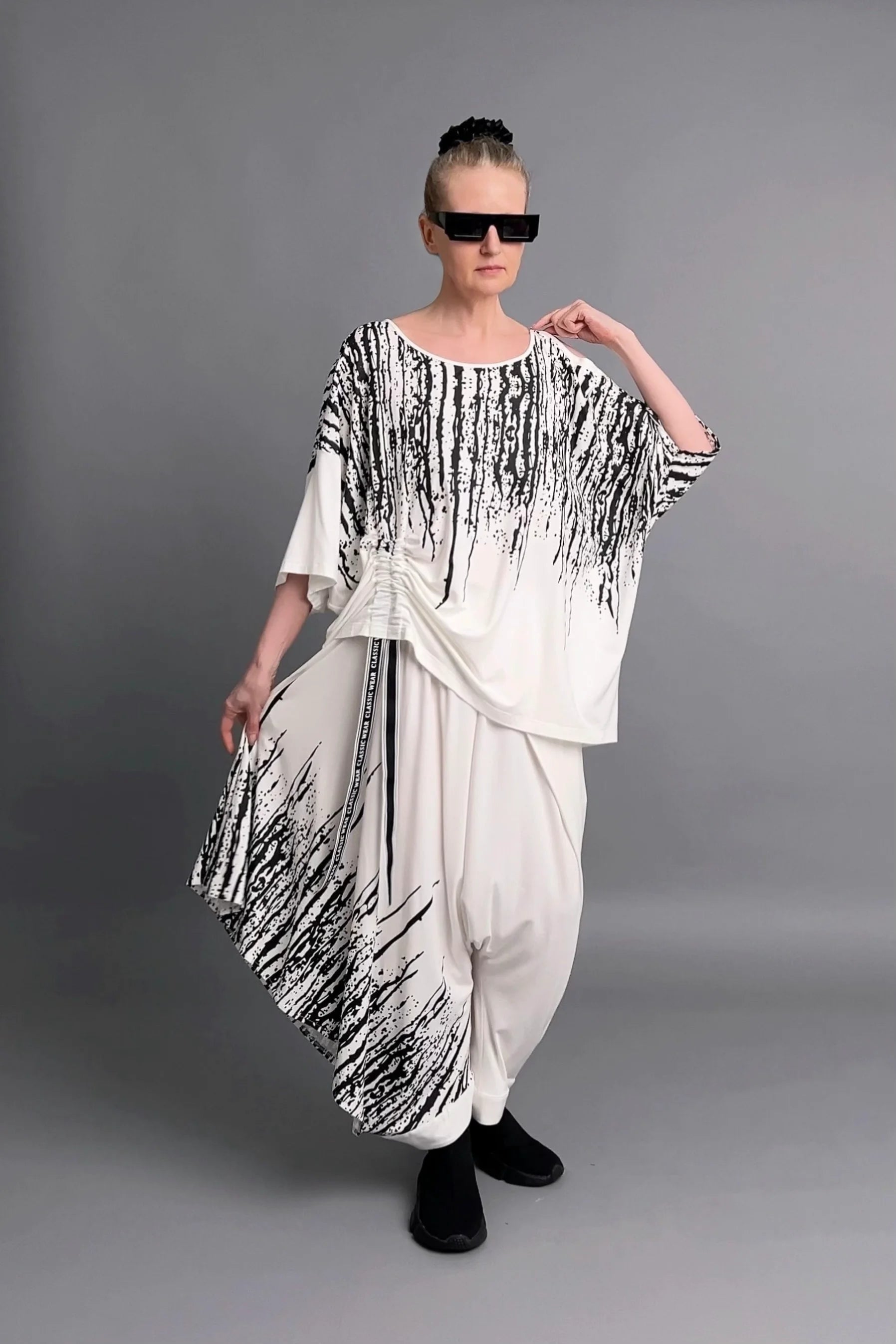 Avantgarde Set Shirt & Hose mit Kunstprint in Weiß-Schwarz aus Viskose von Riberance