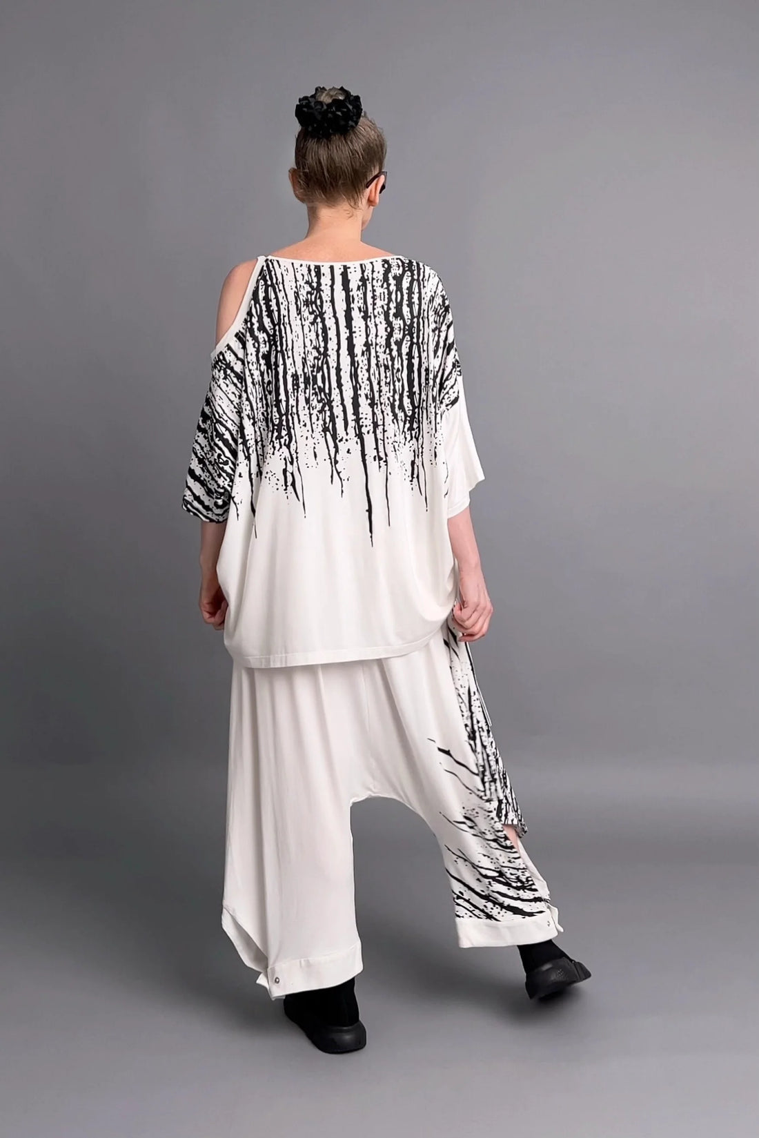 Avantgarde Set Shirt & Hose mit Kunstprint in Weiß-Schwarz aus Viskose von Riberance