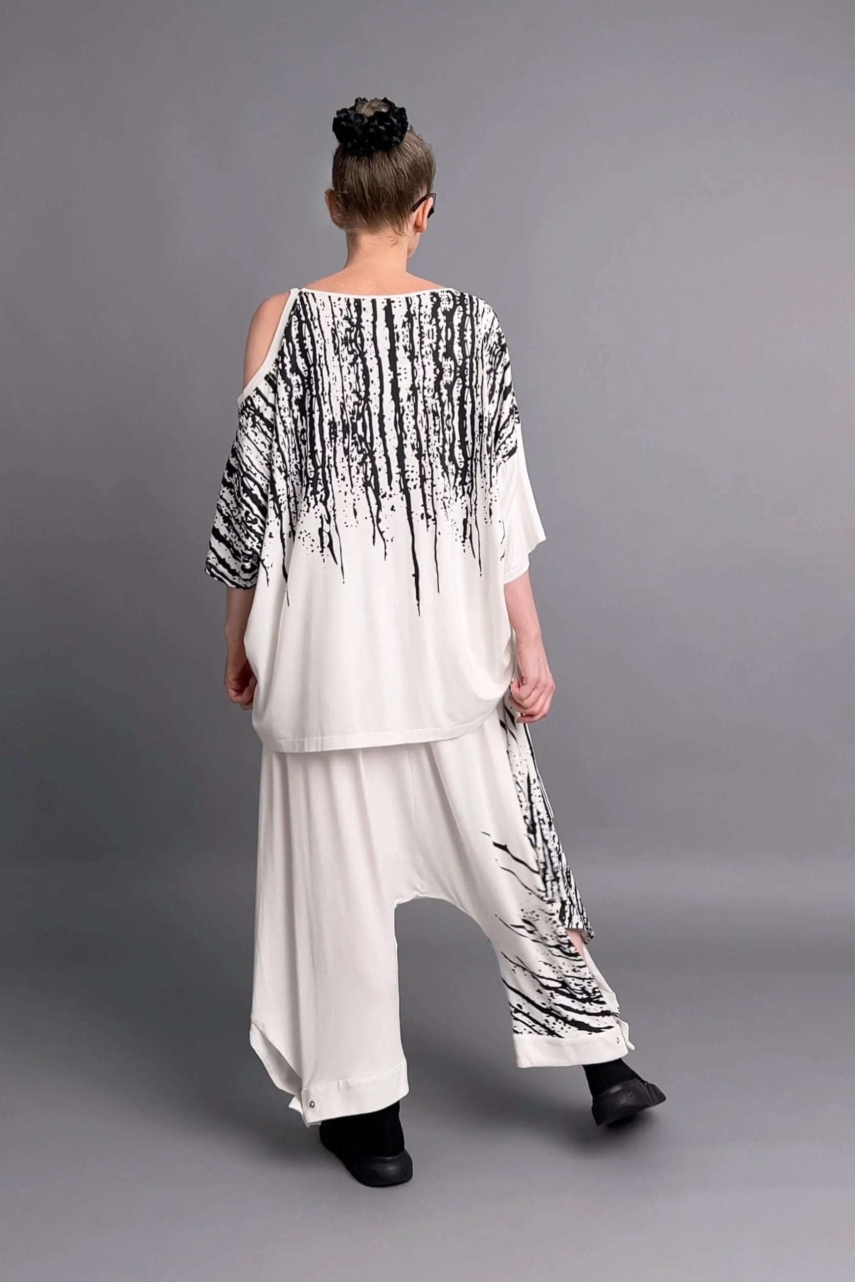 Avantgarde Set Shirt & Hose mit Kunstprint in Weiß-Schwarz aus Viskose von Riberance