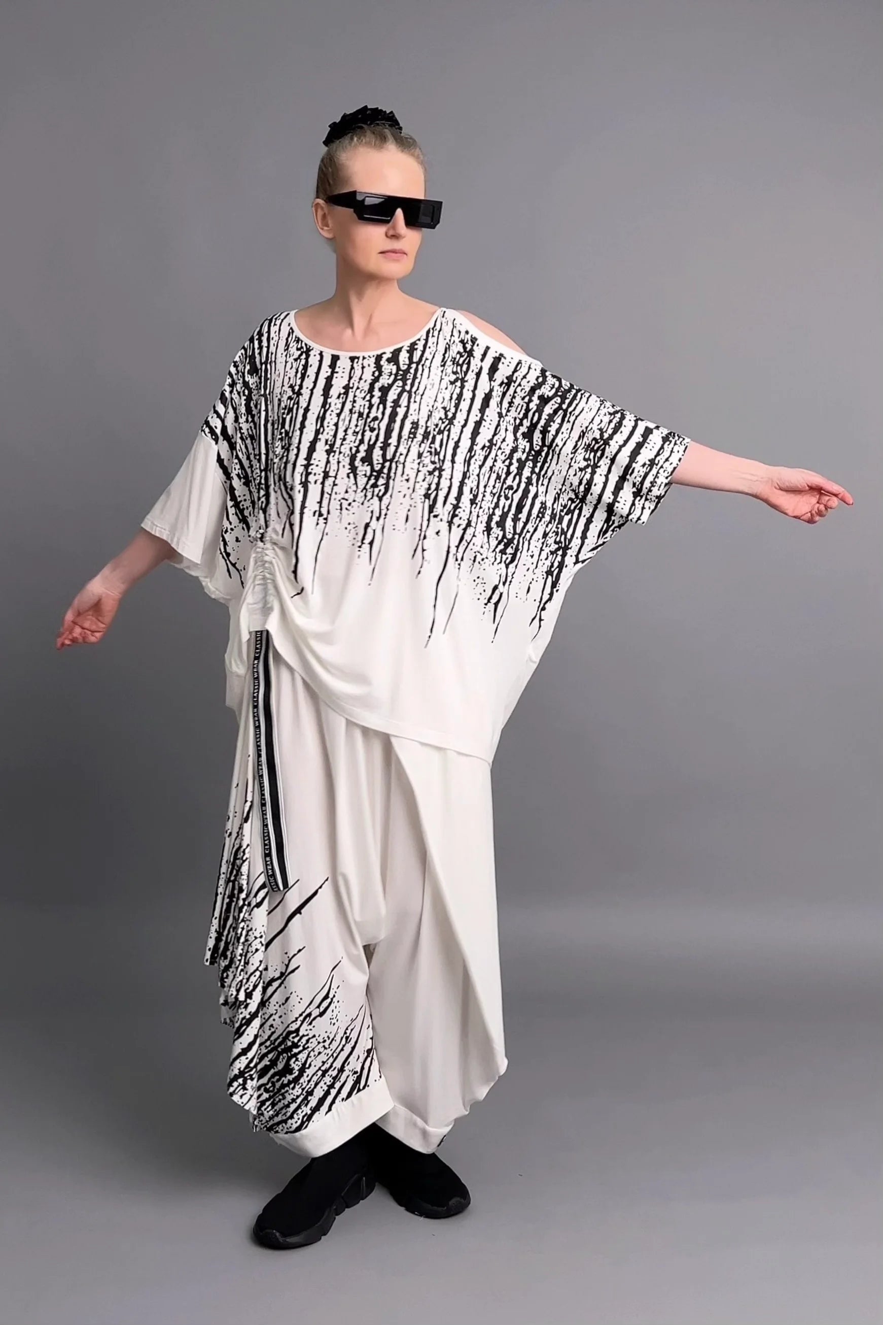 Avantgarde Set Shirt & Hose mit Kunstprint in Weiß-Schwarz aus Viskose von Riberance