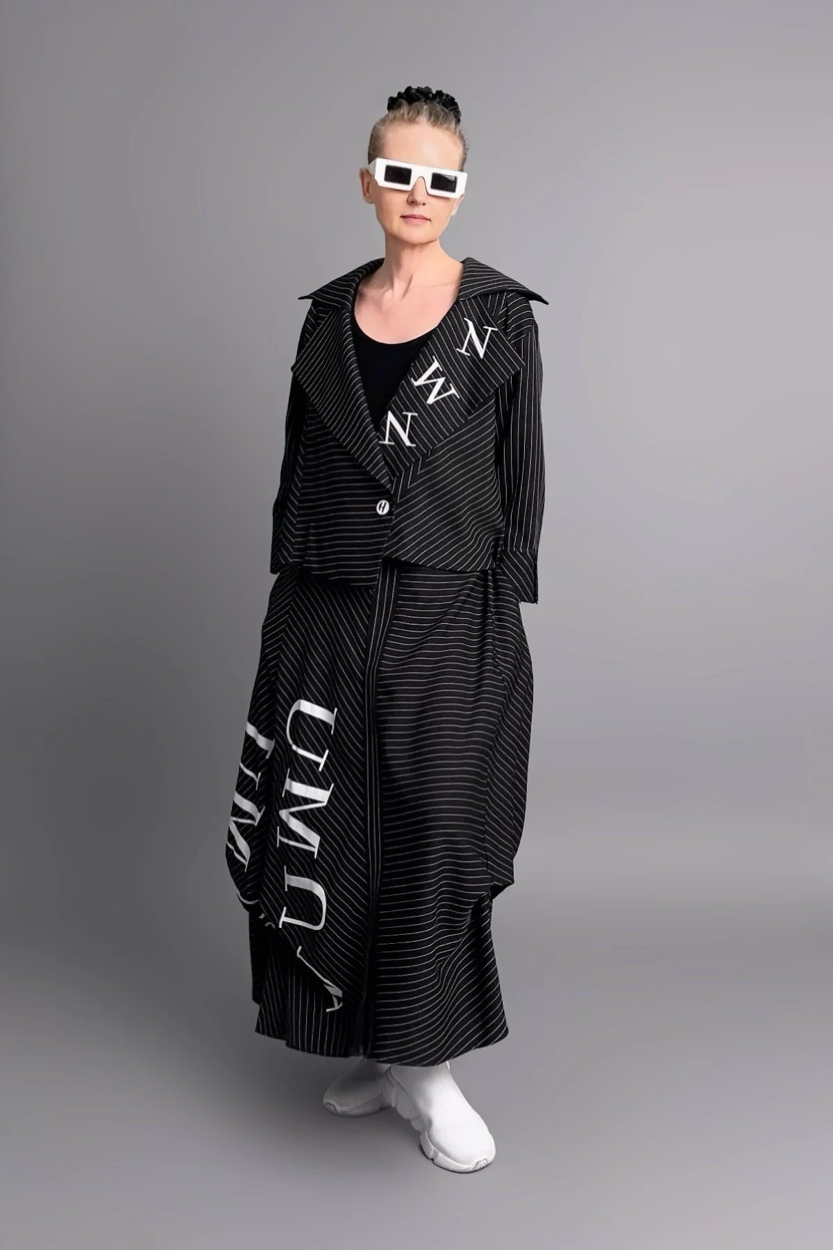 Jacken- und Rock-Set in Leinenoptik mit weißen Buchstabenprints und fließender Silhouette