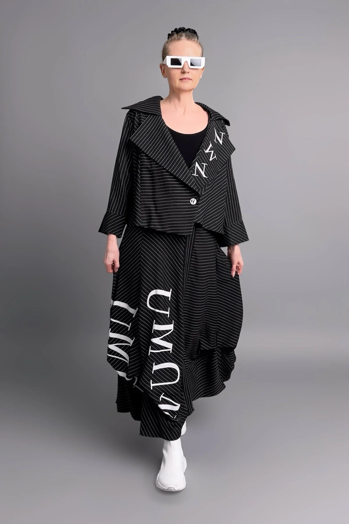 Jacken- und Rock-Set in Leinenoptik mit weißen Buchstabenprints und fließender Silhouette