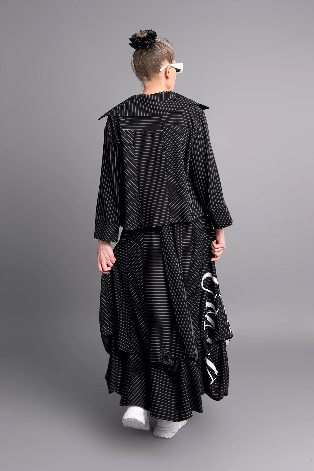 Jacken- und Rock-Set in Leinenoptik mit weißen Buchstabenprints und fließender Silhouette