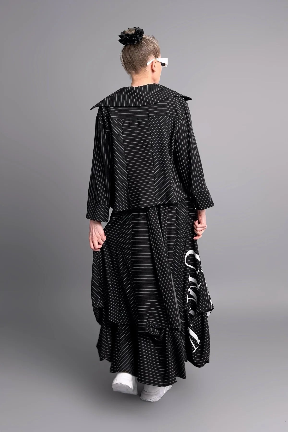 Jacken- und Rock-Set in Leinenoptik mit weißen Buchstabenprints und fließender Silhouette