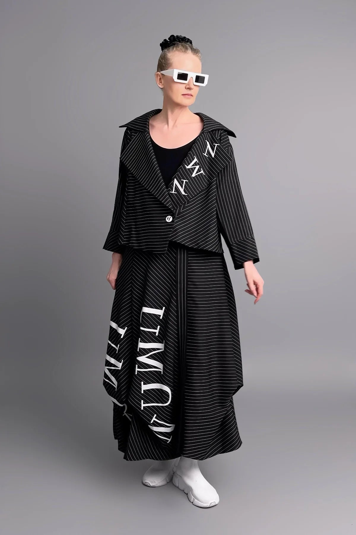 Jacken- und Rock-Set in Leinenoptik mit weißen Buchstabenprints und fließender Silhouette