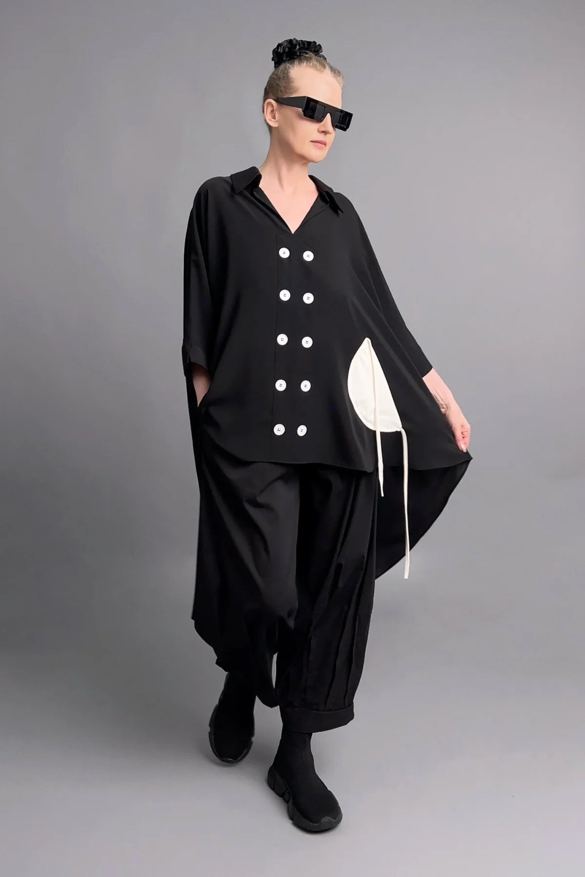 Asymmetrische Slinky-Tunika mit runden Kontrastdetails in Tinten-Schwarz