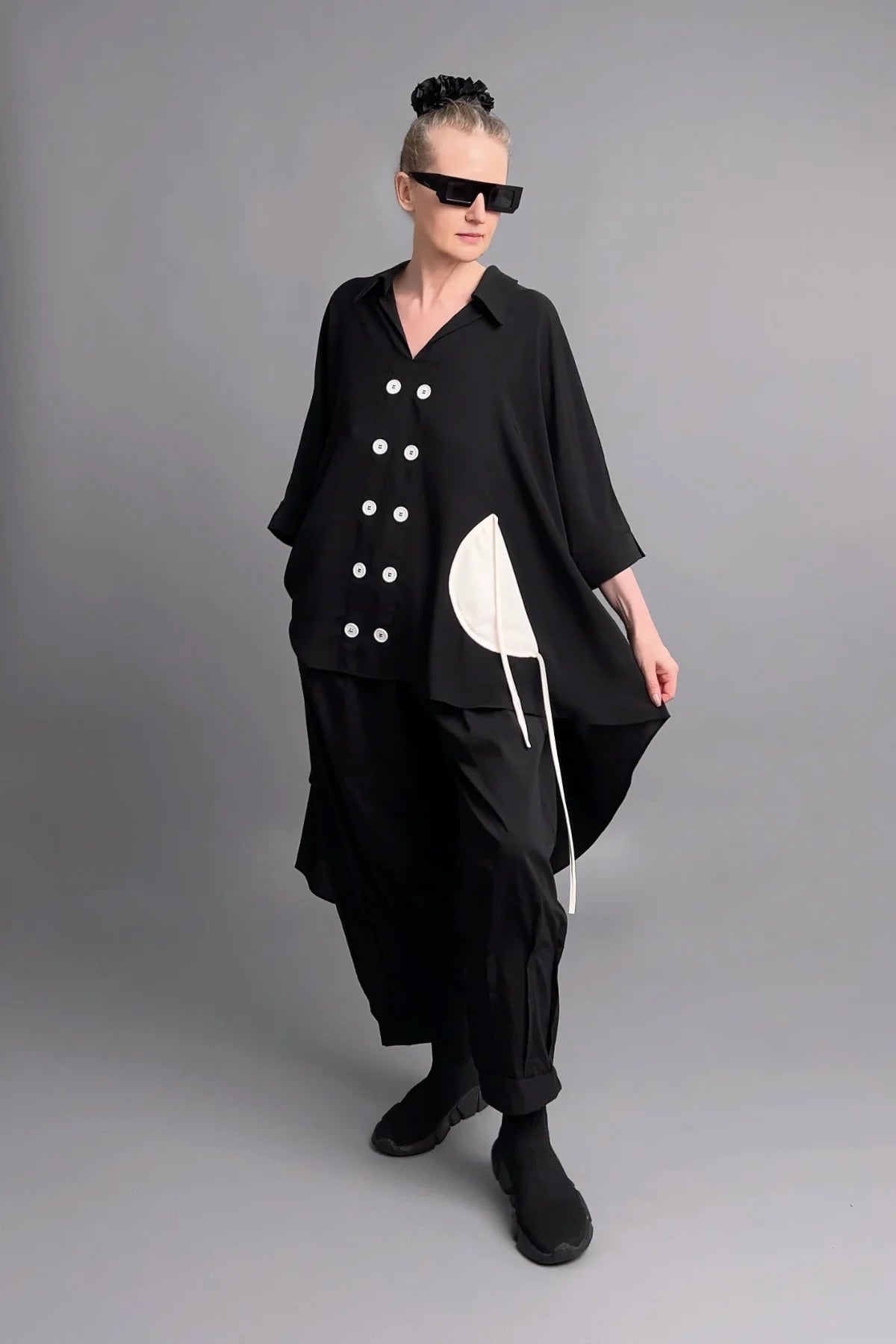 Asymmetrische Slinky-Tunika mit runden Kontrastdetails in Tinten-Schwarz