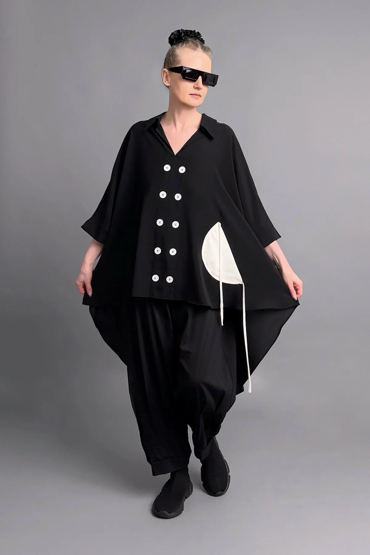 Asymmetrische Slinky-Tunika mit runden Kontrastdetails in Tinten-Schwarz