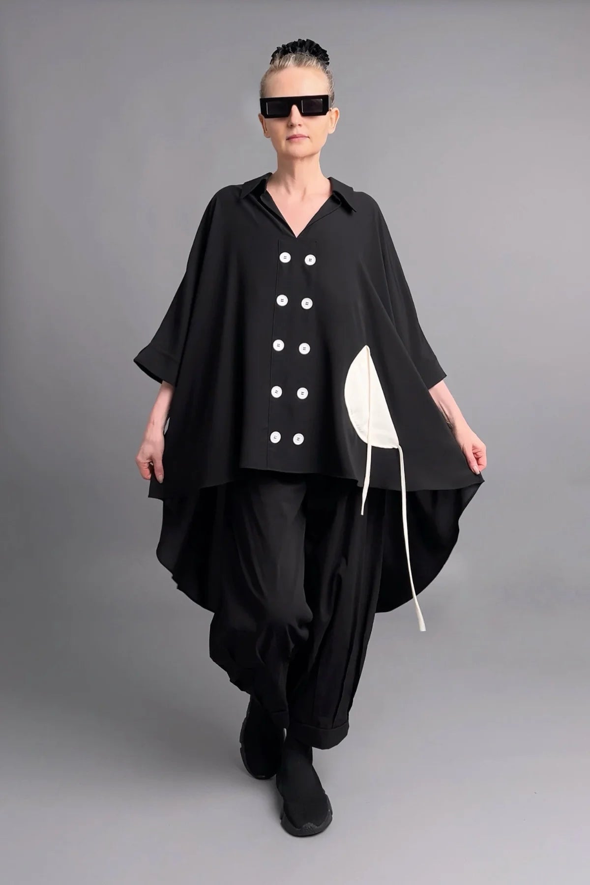 Asymmetrische Slinky-Tunika mit runden Kontrastdetails in Tinten-Schwarz