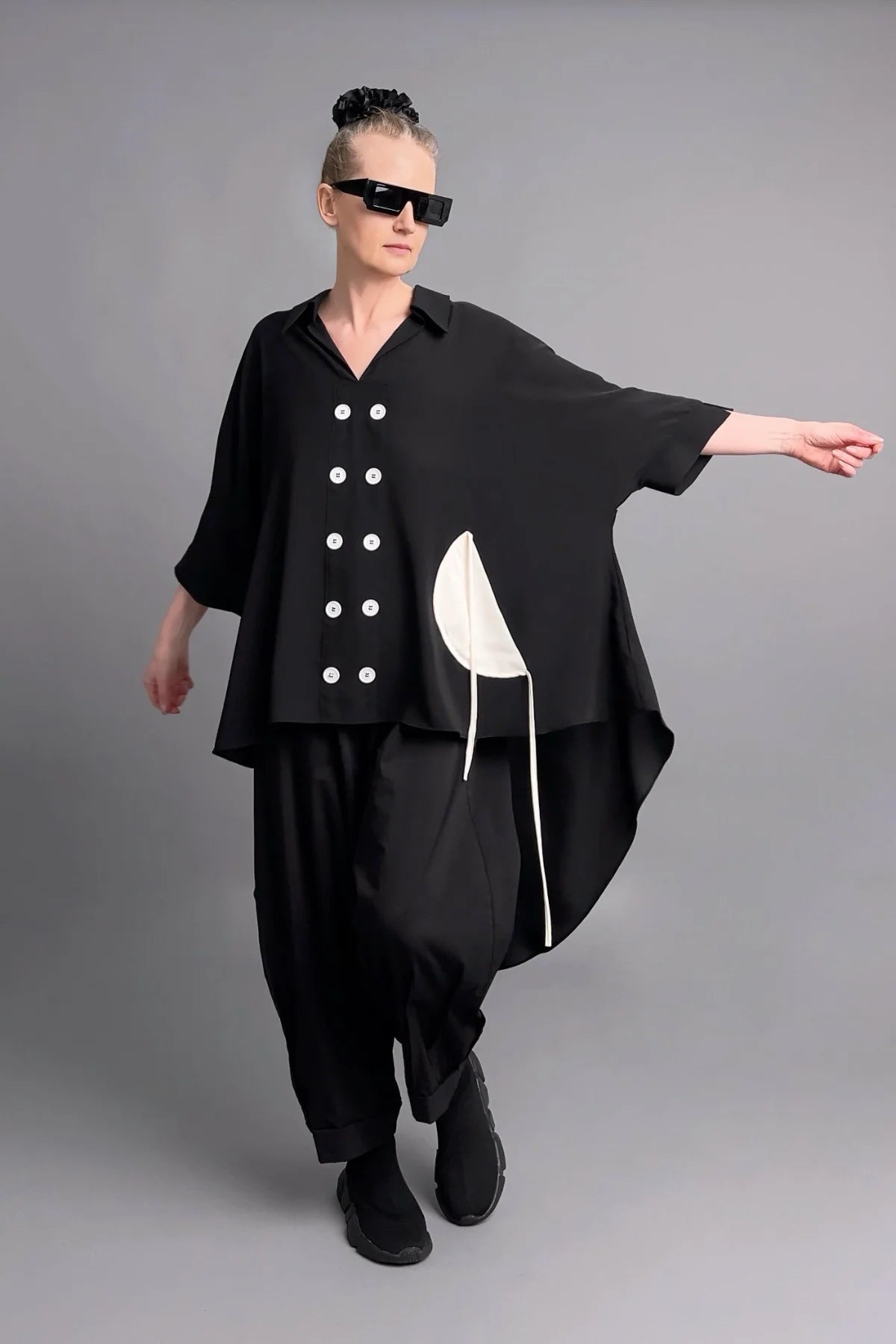 Asymmetrische Slinky-Tunika mit runden Kontrastdetails in Tinten-Schwarz