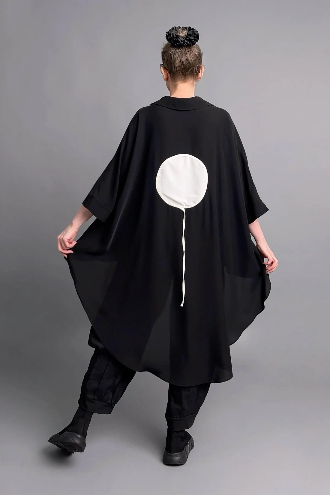 Asymmetrische Slinky-Tunika mit runden Kontrastdetails in Tinten-Schwarz