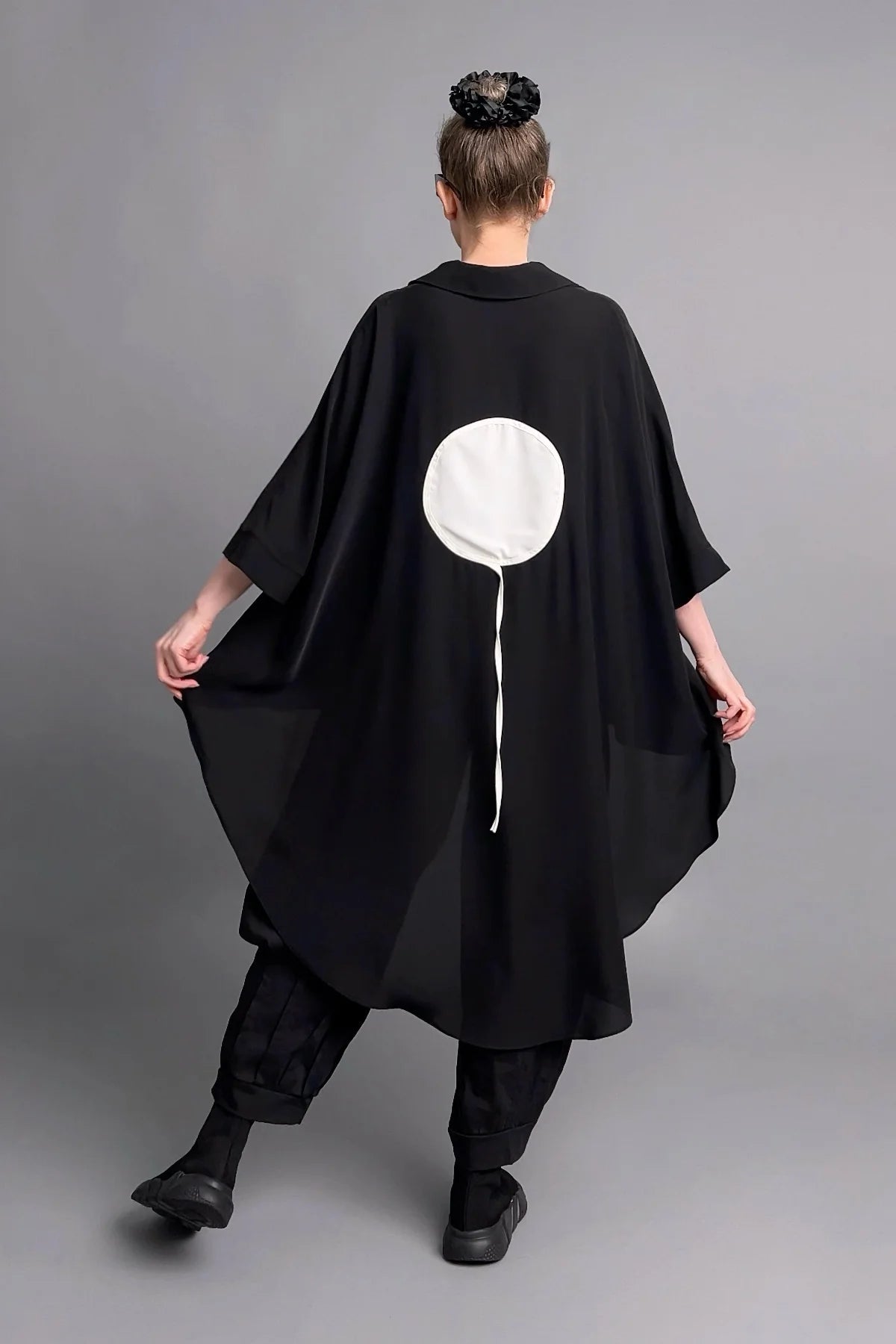 Asymmetrische Slinky-Tunika mit runden Kontrastdetails in Tinten-Schwarz