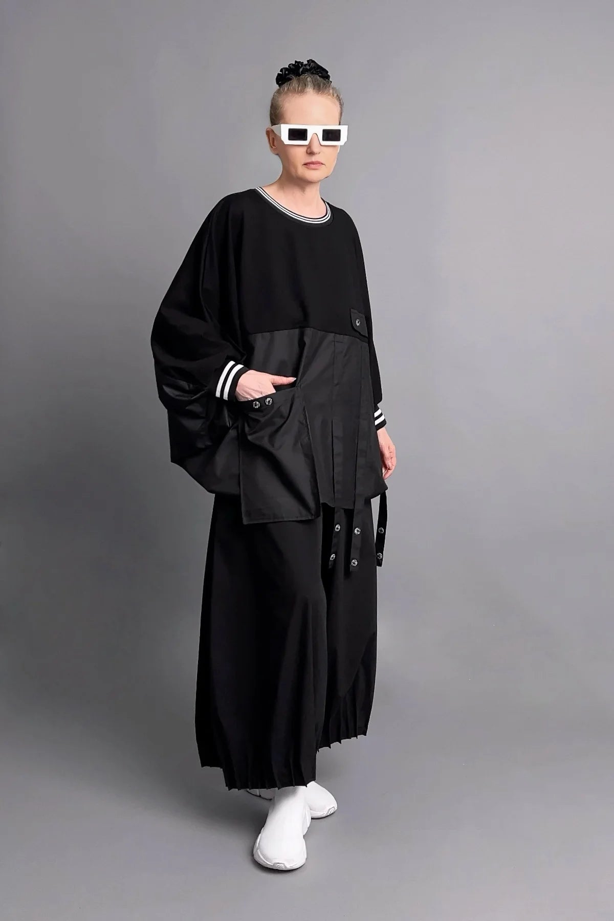 Oversize-Bluse mit French-Terry-Einsatz, Kontrastdetails und Utility-Straps in Nacht-Schwarz