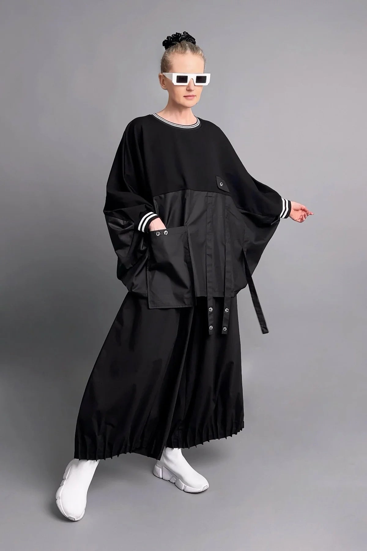 Oversize-Bluse mit French-Terry-Einsatz, Kontrastdetails und Utility-Straps in Nacht-Schwarz
