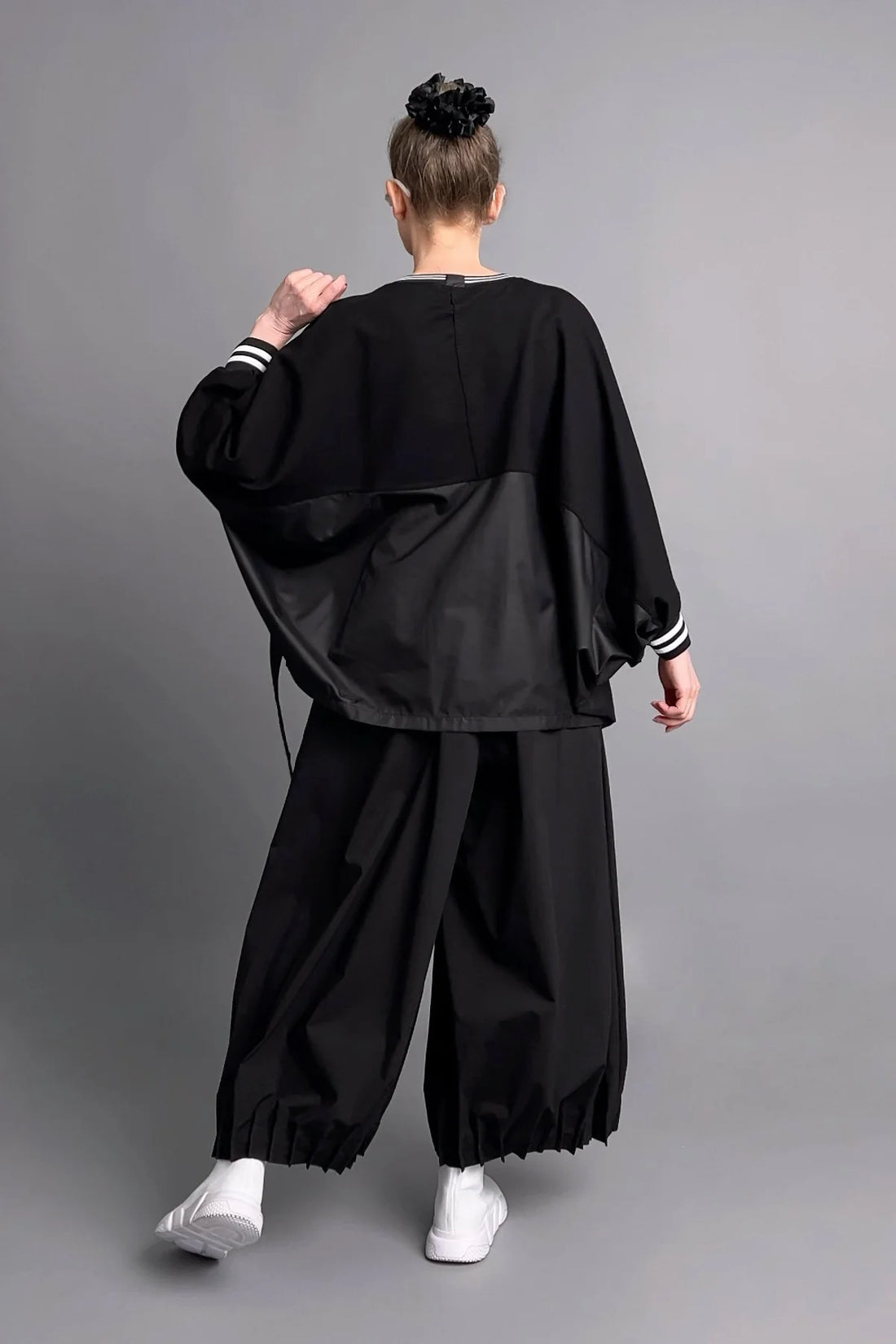 Oversize-Bluse mit French-Terry-Einsatz, Kontrastdetails und Utility-Straps in Nacht-Schwarz