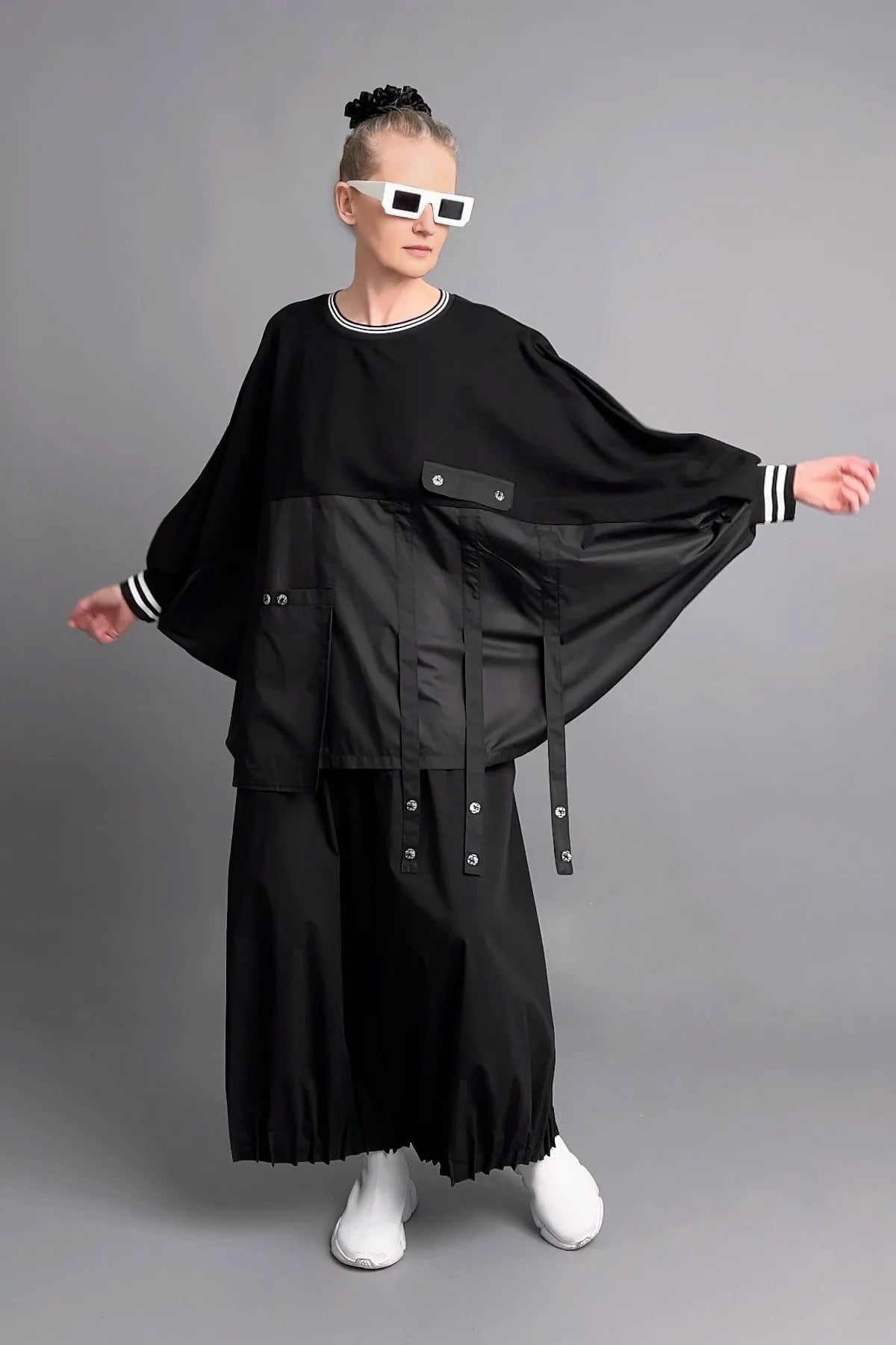 Oversize-Bluse mit French-Terry-Einsatz, Kontrastdetails und Utility-Straps in Nacht-Schwarz