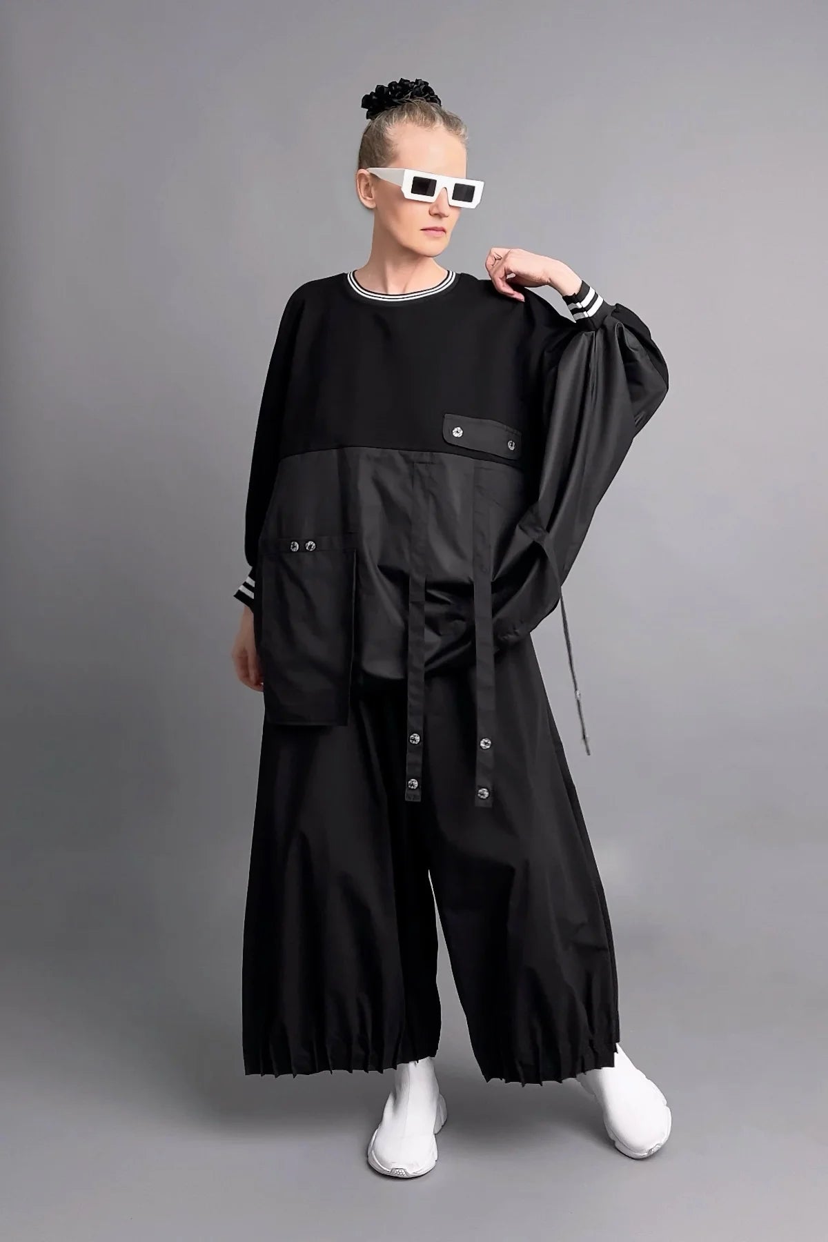 Oversize-Bluse mit French-Terry-Einsatz, Kontrastdetails und Utility-Straps in Nacht-Schwarz